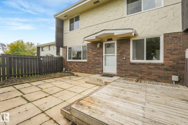 Kitchen - 144 Roseland Vg Nw, Edmonton, AB T5E5R6 Photo 3