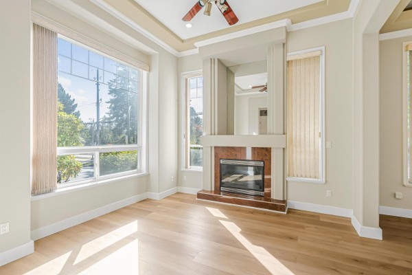 14405 89a Avenue, Surrey, BC V3R1A3 Photo 2