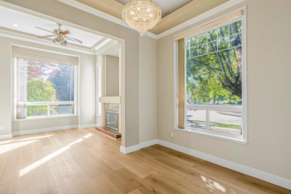 14405 89a Avenue, Surrey, BC V3R1A3 Photo 4