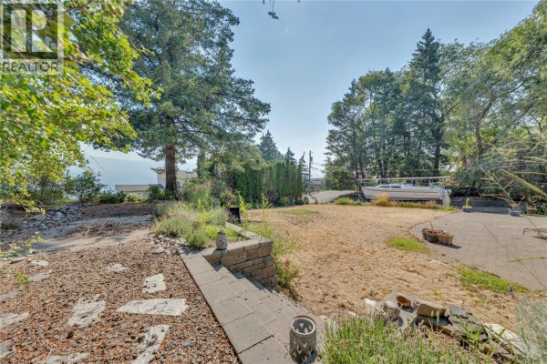 Living room - 14416 Fisher Close, Summerland, BC V0H1Z0 Photo 5