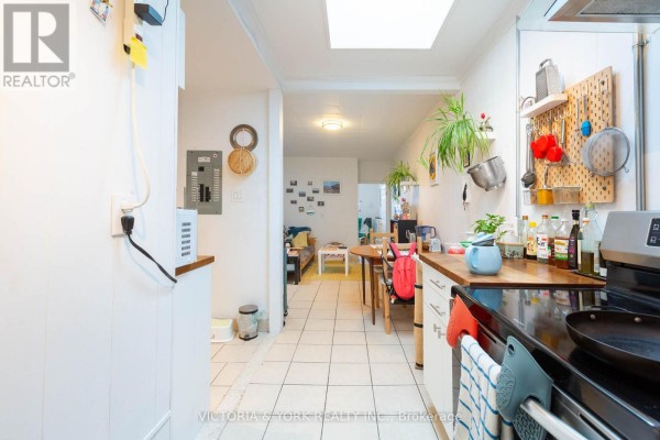 Kitchen - 1446 Dundas Street W, Toronto, ON M6J1Y6 Photo 5