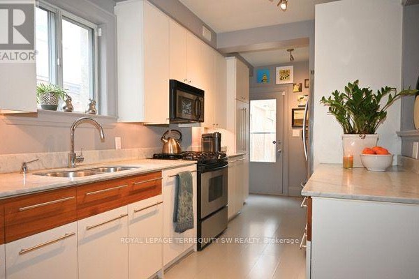 Kitchen - 145 Chiltern Hill Road, Toronto, ON M6C3C3 Photo 3