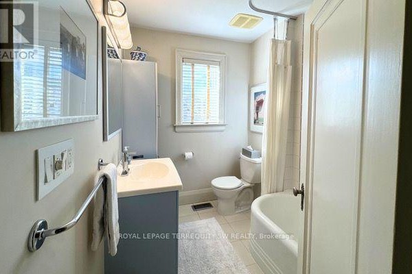Primary Bedroom - 145 Chiltern Hill Road, Toronto, ON M6C3C3 Photo 4