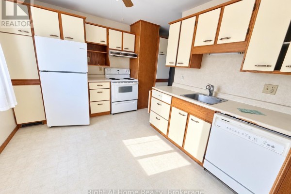 Primary Bedroom - 145 Kenogami Avenue S, Thunder Bay, ON P7B4R8 Photo 3