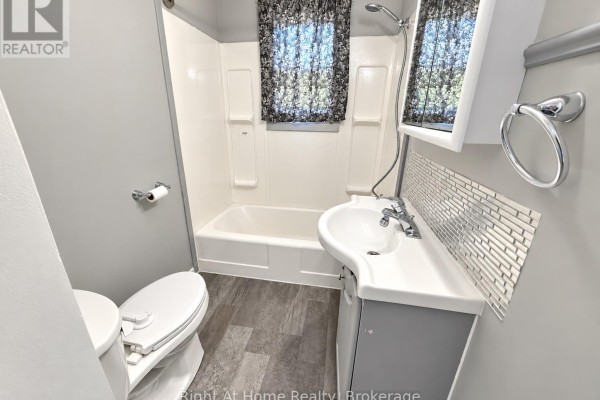 Bathroom - 145 Kenogami Avenue S, Thunder Bay, ON P7B4R8 Photo 5
