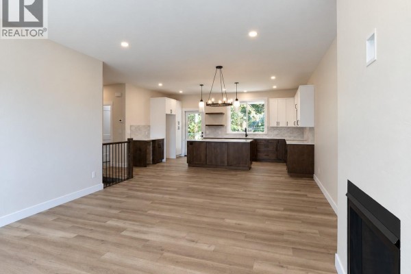 4pc Bathroom - 1450 21 Street Ne, Salmon Arm, BC V1E0G8 Photo 3