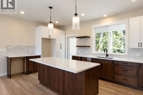 5pc Ensuite bath - 1450 21 Street Ne, Salmon Arm, BC V1E0G8 Photo 4
