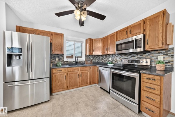 Family room - 14519 32 St Nw, Edmonton, AB T5Y2L2 Photo 4