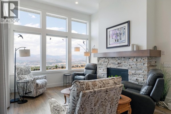 Living room - 1458 Summer Crescent, Kelowna, BC V1P1T8 Photo 5