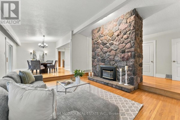 Living room - 1459 Birchwood Drive, Mississauga, ON L5J1T3 Photo 4