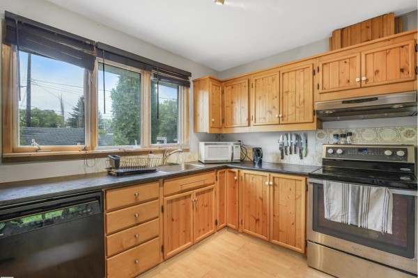 Kitchen - 14612 93 Ave Nw Nw, Edmonton, AB T5R5G6 Photo 2