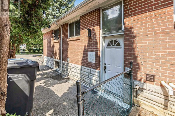 Living room - 1465 Glen Rutley Circle, Mississauga, ON L4X1Z8 Photo 2