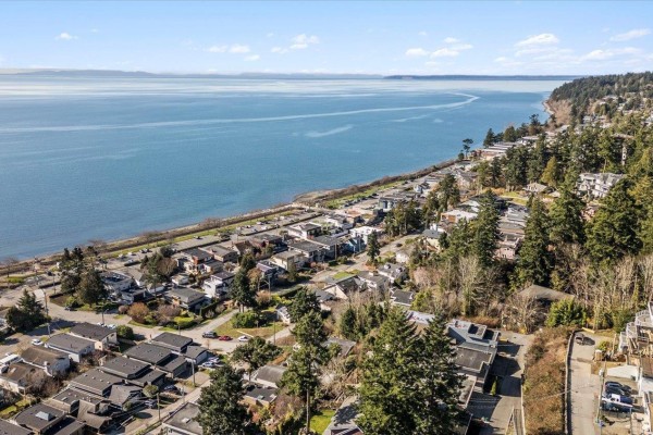 14667 W Beach Avenue, White Rock, BC V4B2T9 Photo 2