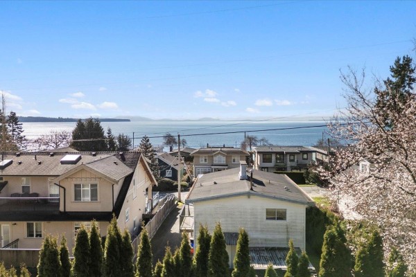 14667 W Beach Avenue, White Rock, BC V4B2T9 Photo 3