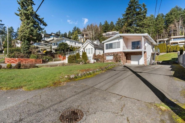 14667 W Beach Avenue, White Rock, BC V4B2T9 Photo 4