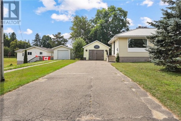 147 Thorne Street, Mindemoya, Manitoulin Island, ON P0P1S0 Photo 4