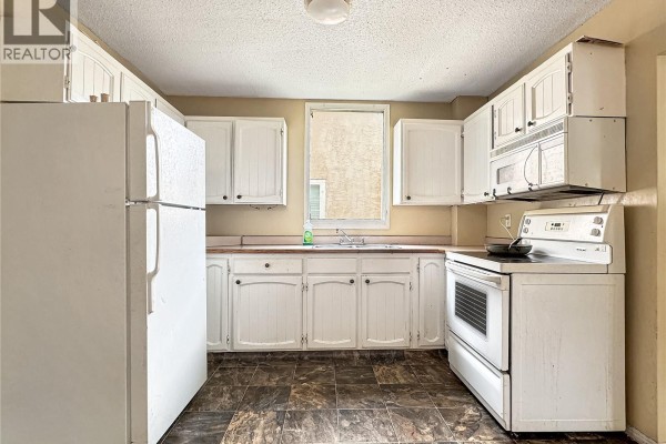 Enclosed porch - 1472 99th Street, North Battleford, SK S9A0R1 Photo 5