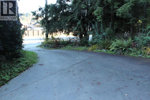 1472 Pipeline Road, Coquitlam, BC V3E2X1 Photo 5