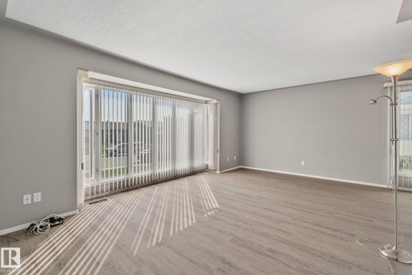 Kitchen - 14724 73 St Nw, Edmonton, AB T5C0V8 Photo 3