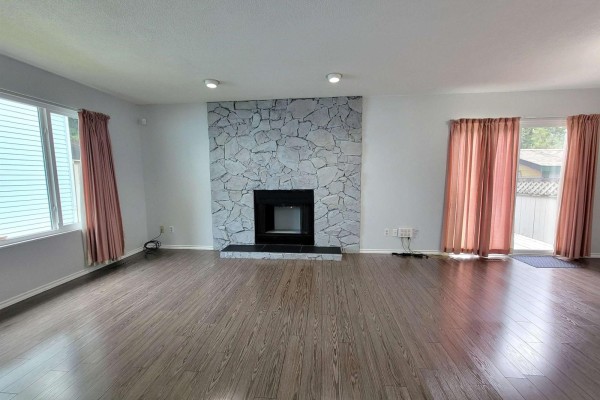14741 101a Avenue, Surrey, BC V3R7E7 Photo 3