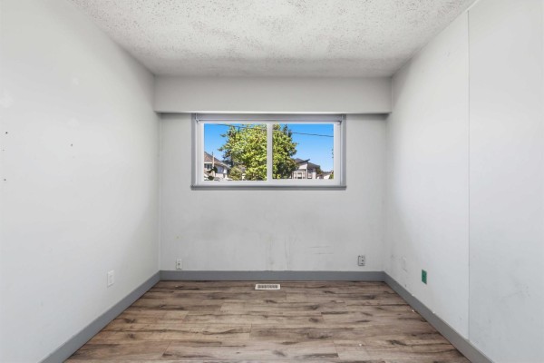 14742 106a Avenue, Surrey, BC V3R1T6 Photo 4