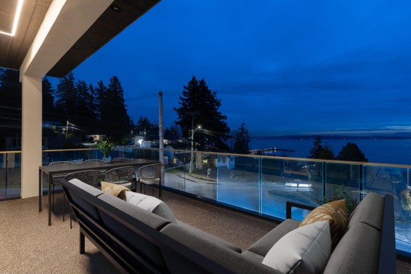 14799 Oxenham Avenue, White Rock, BC V4B2H8 Photo 4