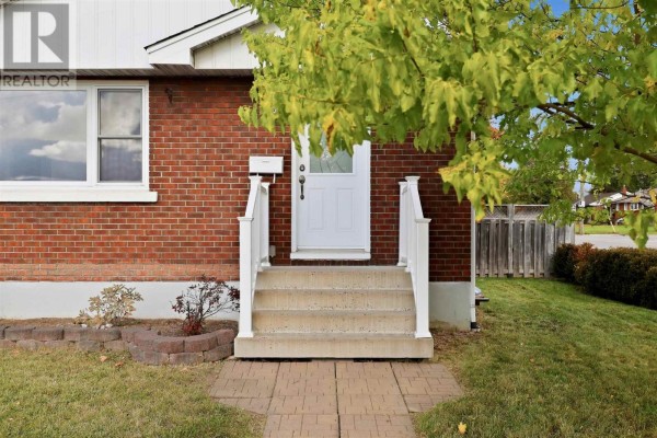 Living room - 148 Cunningham Rd, Sault Ste  Marie, ON P6B1N4 Photo 2