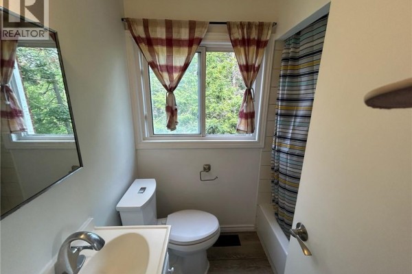 Bathroom with sink, toilet, and bathtub - 148 Weber Street N Unit# A Waterloo