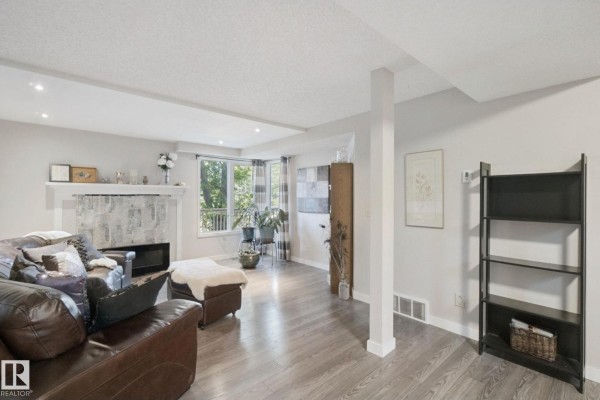 Kitchen - 14812 43 Av Nw, Edmonton, AB T6H5S1 Photo 3
