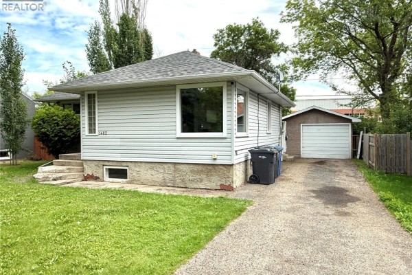 Living room - 1482 95th Street, North Battleford, SK S9A0G6 Photo 3
