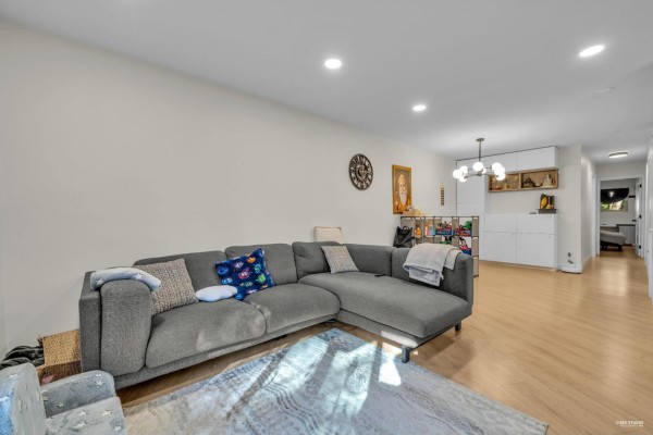 14826 Holly Park Lane, Surrey, BC V3R6Y2 Photo 4