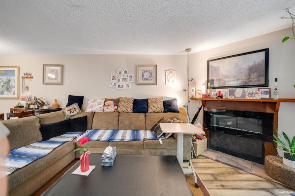 14828 Holly Park Lane, Surrey, BC V3R6Y2 Photo 2