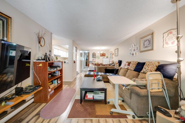 14828 Holly Park Lane, Surrey, BC V3R6Y2 Photo 3