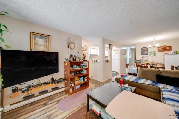 14828 Holly Park Lane, Surrey, BC V3R6Y2 Photo 5
