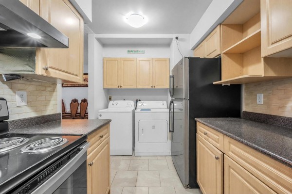 14846 Holly Park Lane, Surrey, BC V3R6Y2 Photo 4