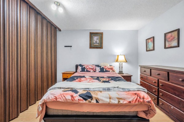 14846 Holly Park Lane, Surrey, BC V3R6Y2 Photo 5