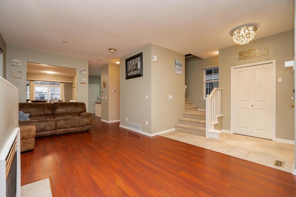 14858 58 Avenue, Surrey, BC V3S8W4 Photo 2