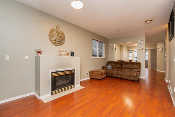 14858 58 Avenue, Surrey, BC V3S8W4 Photo 4
