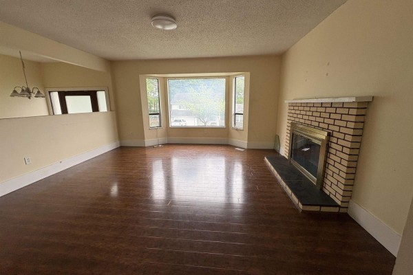 14863 87a Avenue, Surrey, BC V3S5X4 Photo 2