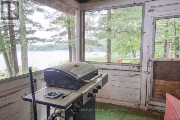 Screened porch with grill and lake view - 148b Oak Shores Lane Frontenac