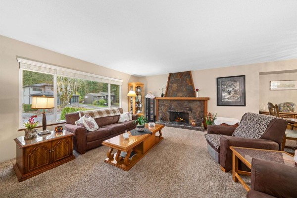 14974 92a Avenue, Surrey, BC V3R7A5 Photo 3