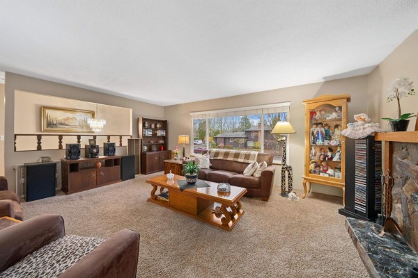 14974 92a Avenue, Surrey, BC V3R7A5 Photo 4