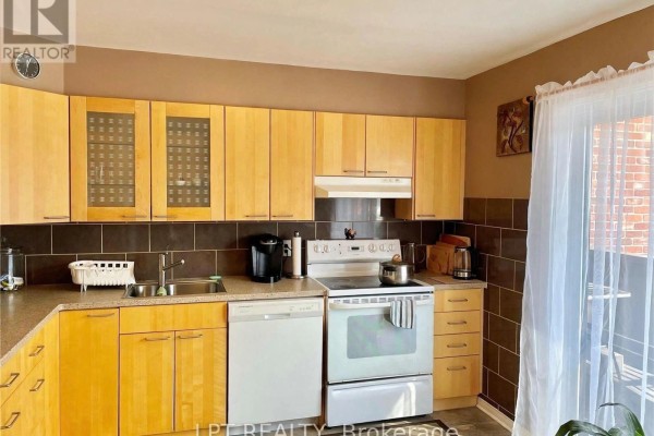Dining room - 15 - 50 Greenbank Road, Ottawa, ON K2H8R3 Photo 2