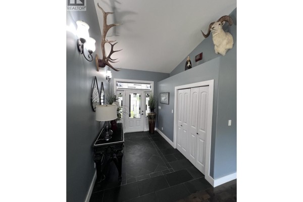 Living room - 15 6550 Old Alaska Highway, Fort Nelson, BC V0C1R0 Photo 3