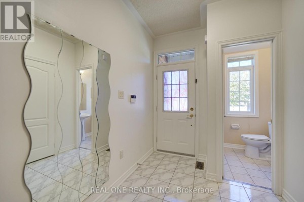 Kitchen - 15 Angelica Avenue, Richmond Hill, ON L4S2C6 Photo 4