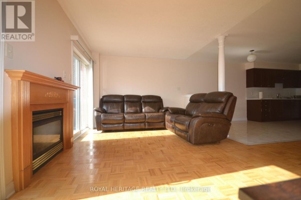 Kitchen - 15 Boxhill Road, Markham, ON L3S4R1 Photo 3
