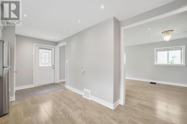 15 Delroy Drive, Toronto, ON M8Y1M8 Photo 2