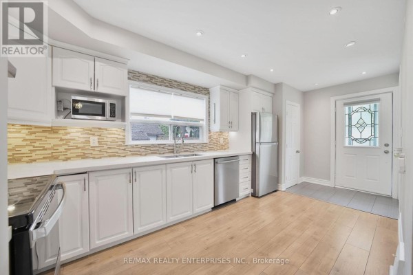 15 Delroy Drive, Toronto, ON M8Y1M8 Photo 3