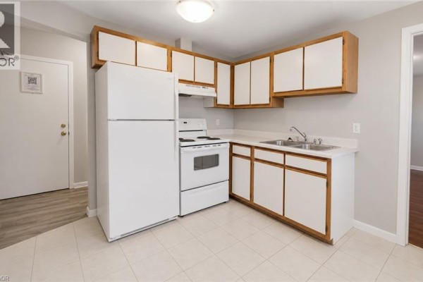 Living room - 15 Empire Street Unit# B, Welland, ON L3B2L3 Photo 3