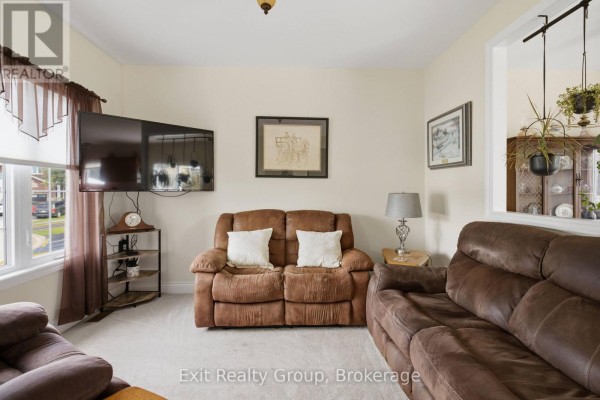 Kitchen - 15 Evergreen Court, Belleville, ON K8N0A1 Photo 5